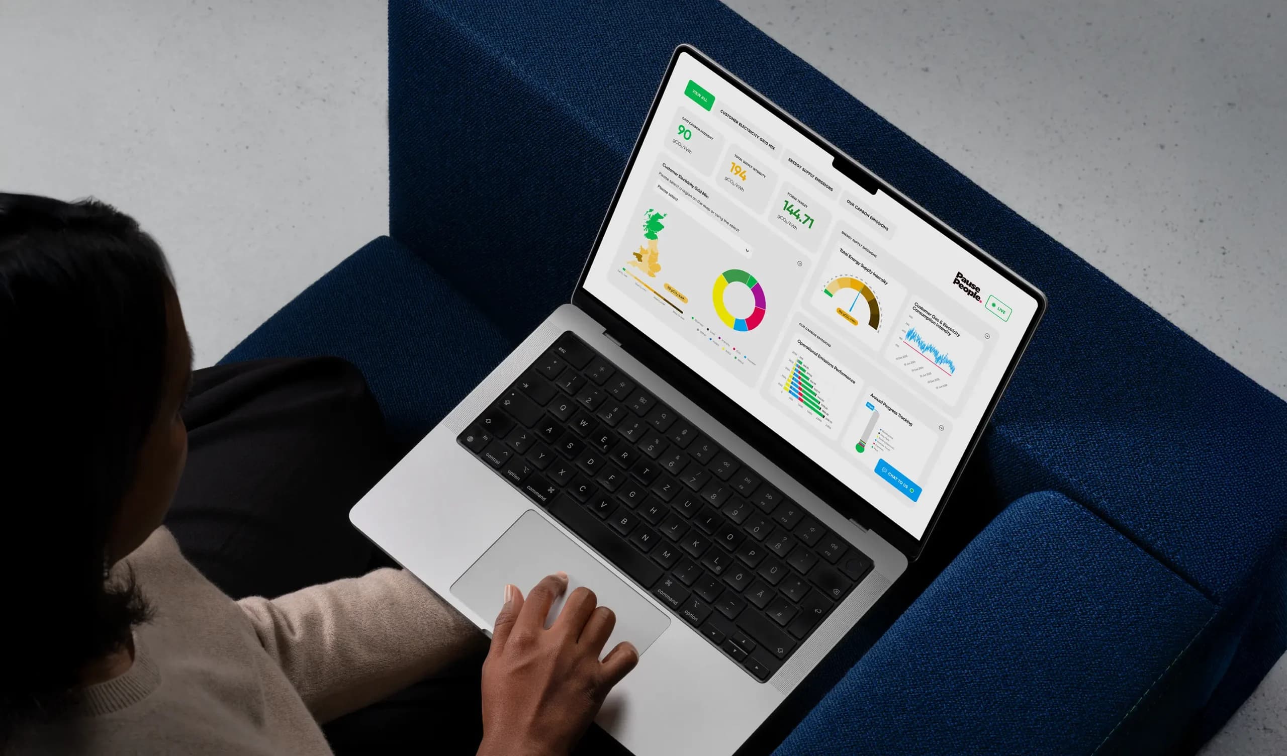 Image of a laptop displaying Utilita's Live Carbon Dashboard, helping businesses cut their carbon emissions and bills.